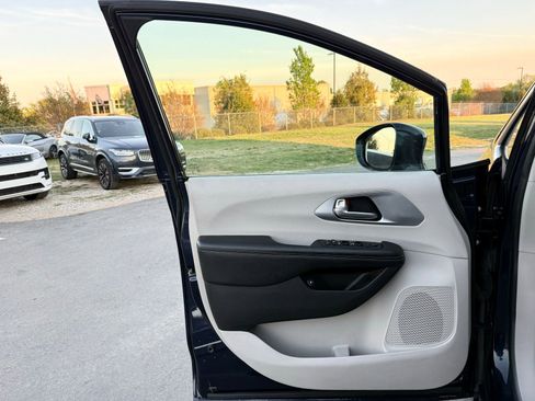 Used 2018 Chrysler Pacifica Touring Plus FWD image 16