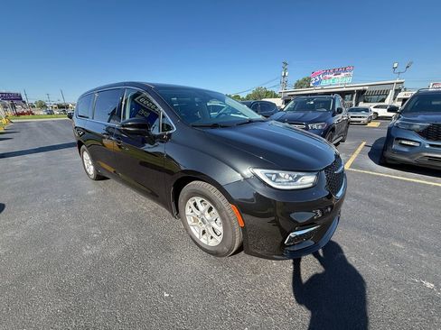 Used 2023 Chrysler Pacifica Touring-L FWD image 1