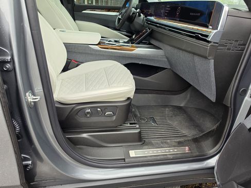 Used 2026 Cadillac Escalade Platinum Sport w/ LPO, ONYX Package AWD/4WD image 15
