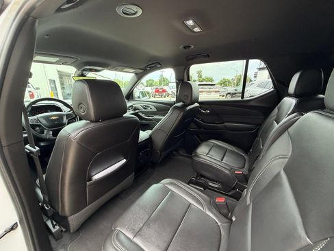 Used 2023 Chevrolet Traverse LT w/ LT Premium Package AWD/4WD image 5