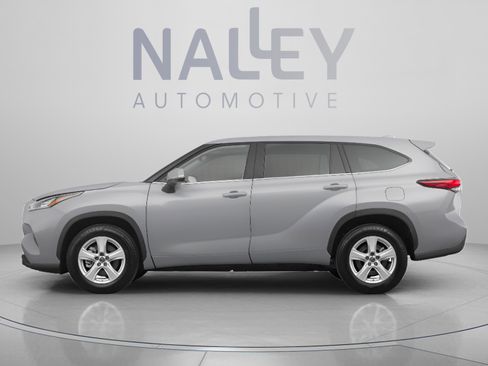 Used 2022 Toyota Highlander LE FWD image 2