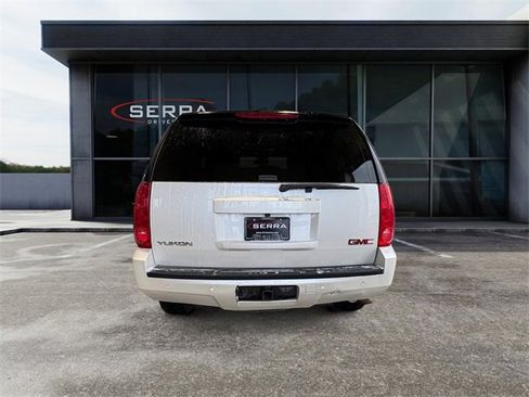 Used 2014 GMC Yukon SLT w/ SLT-2 Equipment Package image 3