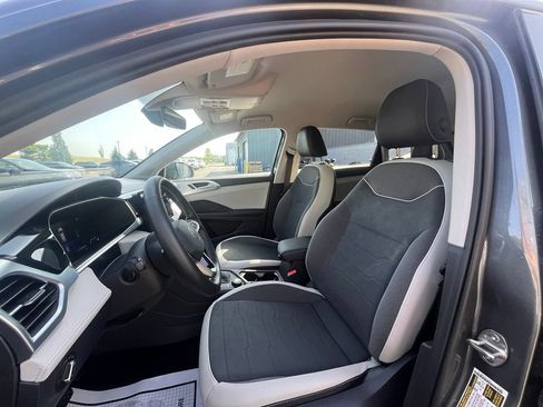 Certified 2025 Volkswagen Taos SE AWD/4WD image 11