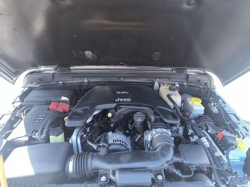 Used 2018 Jeep Wrangler Unlimited Sahara AWD/4WD image 25