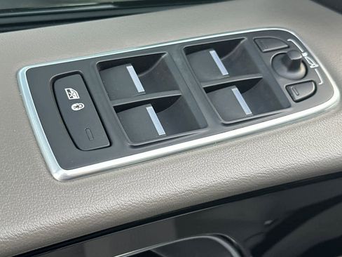 Used 2018 Jaguar F-PACE R-Sport image 13