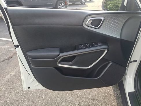 Used 2025 Kia Soul LX w/ LX Technology Package FWD image 12