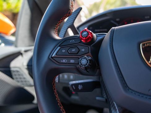 Used 2025 Lamborghini Revuelto image 11