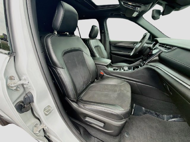 Used 2024 Jeep Grand Cherokee Altitude AWD/4WD image 30