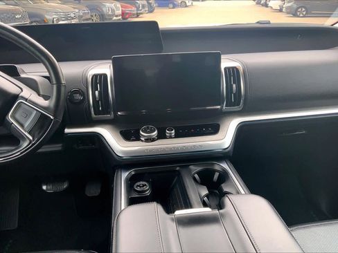 Used 2025 Ford Expedition Platinum AWD/4WD image 7