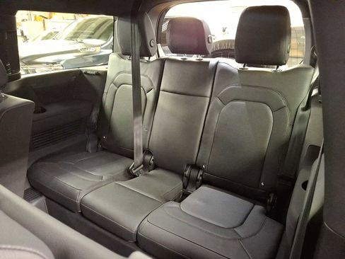 Used 2023 Land Rover Defender 130 SE image 10