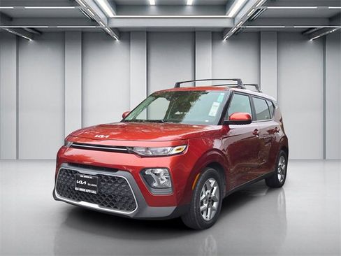 Certified 2022 Kia Soul LX w/ Technology Package image 3