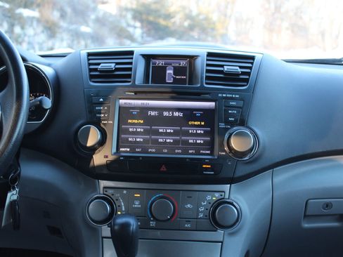 Used 2011 Toyota Highlander Hybrid w/ Cold Weather Pkg image 22