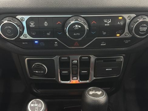 Used 2024 Jeep Wrangler Unlimited w/ Convenience Group AWD/4WD image 23