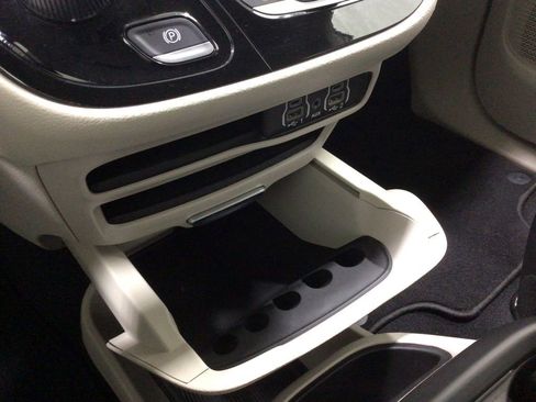 Used 2023 Chrysler Pacifica Touring-L FWD image 13