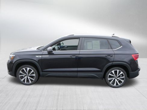 Used 2023 Volkswagen Taos SE w/ Panoramic Sunroof Package AWD/4WD image 4