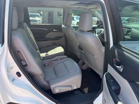 Used 2015 Toyota Highlander Limited FWD image 17