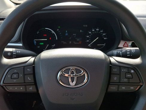 Used 2025 Toyota Sienna LE FWD image 19