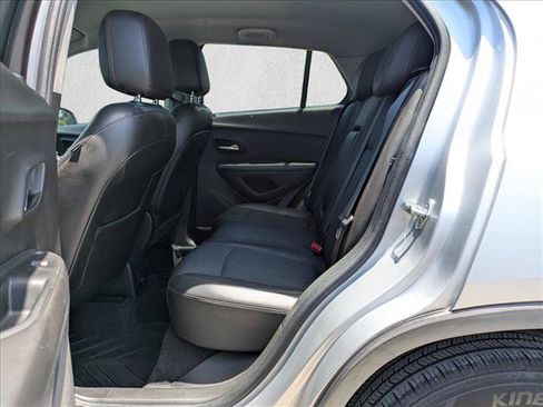 Used 2020 Chevrolet Trax LT w/ LT Convenience Package FWD image 14