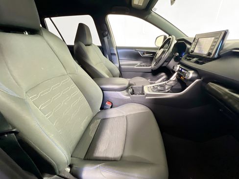 Used 2022 Toyota RAV4 SE image 31