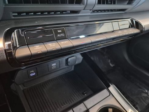 Used 2025 Toyota Prius LE FWD image 22