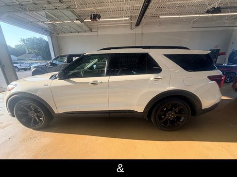 Used 2023 Ford Explorer ST-Line w/ Class IV Trailer Tow Package RWD image 3