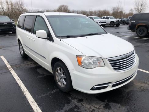 Used 2011 Chrysler Town & Country Touring image 3