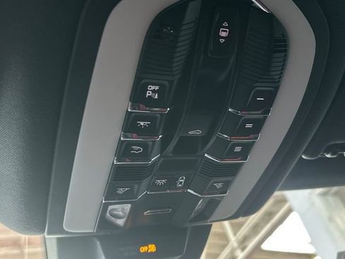 Used 2021 Porsche Macan image 37