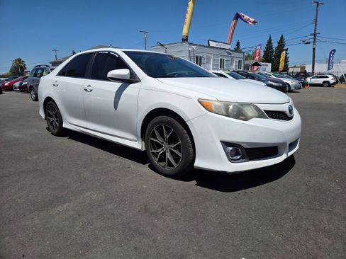 Used 2012 Toyota Camry SE w/ Leather Pkg FWD image 4