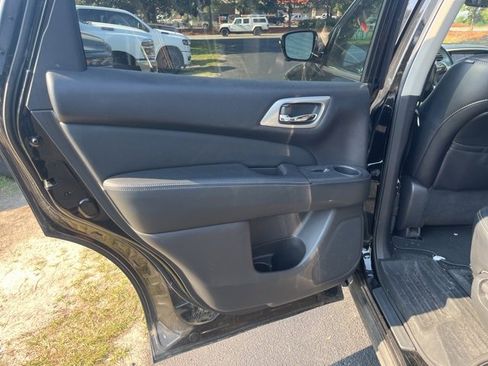 Used 2017 Nissan Pathfinder Platinum image 17