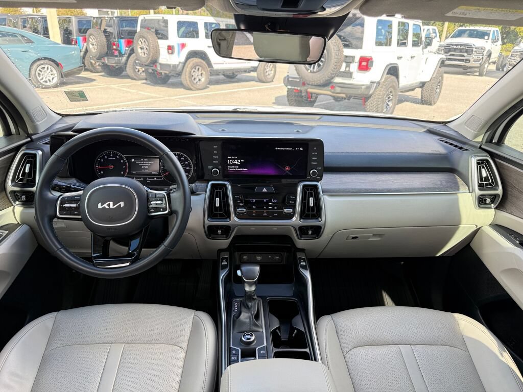 Used 2023 Kia Sorento EX w/ Panoramic Sunroof Package FWD image 13