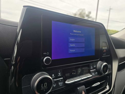 Used 2023 Toyota Highlander LE FWD image 29