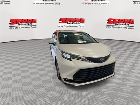 New 2025 Toyota Sienna XLE image 3