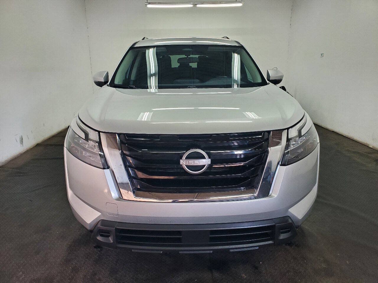 Used 2024 Nissan Pathfinder SV AWD/4WD image 2