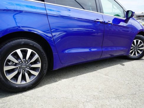 Used 2021 Chrysler Pacifica Touring-L FWD image 6