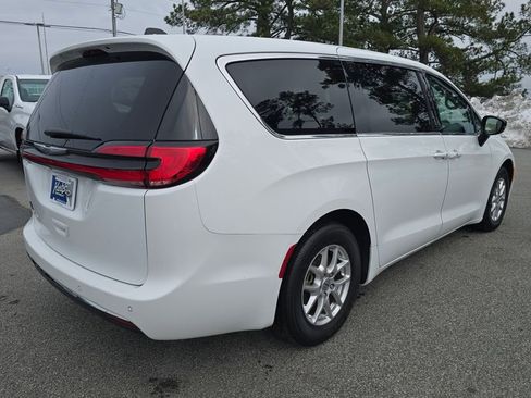 Used 2024 Chrysler Pacifica Touring-L image 5