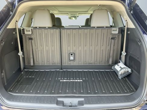 New 2026 Toyota Highlander Platinum image 17