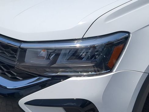 Certified 2022 Volkswagen Taos SE FWD image 7