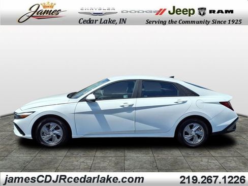 Used 2025 Hyundai Elantra SE image 2