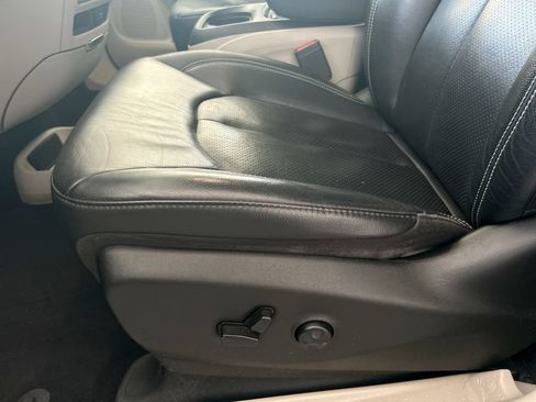 Used 2022 Chrysler Pacifica Touring-L FWD image 12