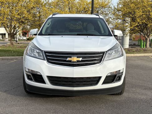 Used 2017 Chevrolet Traverse LT w/ Style and Technology Package FWD image 4
