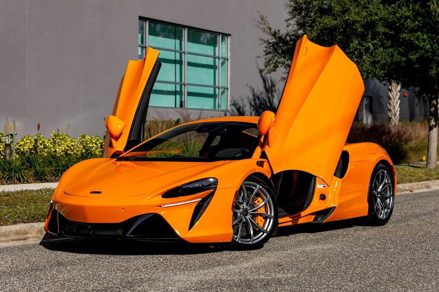 Used 2025 McLaren Artura RWD image 20