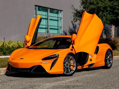 Used 2025 McLaren Artura RWD image 20
