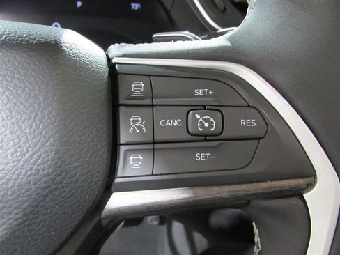 Used 2023 Jeep Grand Cherokee Limited AWD/4WD image 25