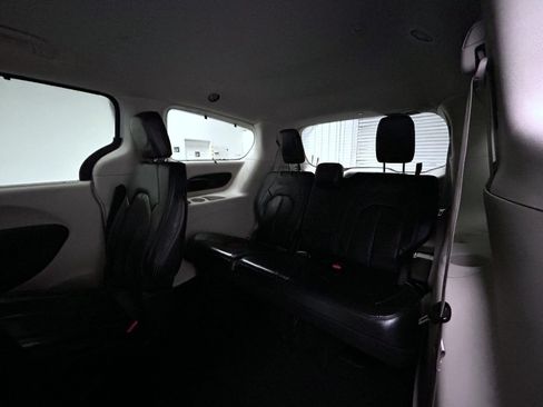 Used 2022 Chrysler Pacifica Touring-L FWD image 18