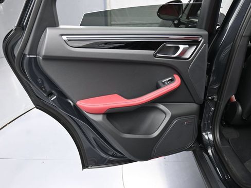 Certified 2026 Porsche Macan AWD/4WD image 23