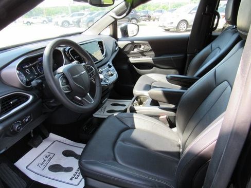 Used 2025 Chrysler Pacifica Select FWD image 8