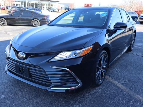 Used 2021 Toyota Camry XLE image 3