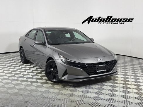 Used 2022 Hyundai Elantra SEL w/ Preferred Accessory Package FWD image 1