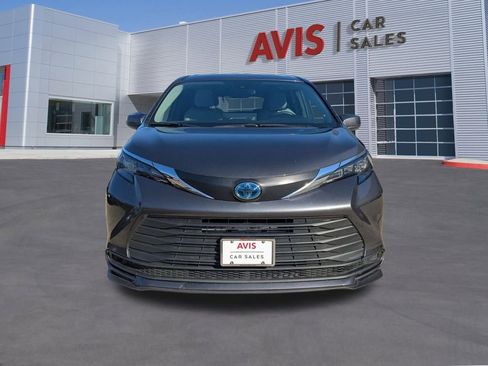 Used 2025 Toyota Sienna LE image 2