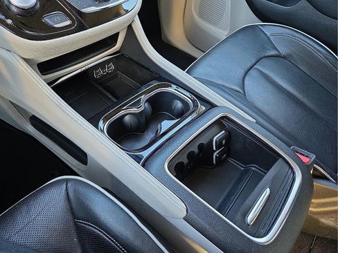 Used 2024 Chrysler Pacifica Limited image 25